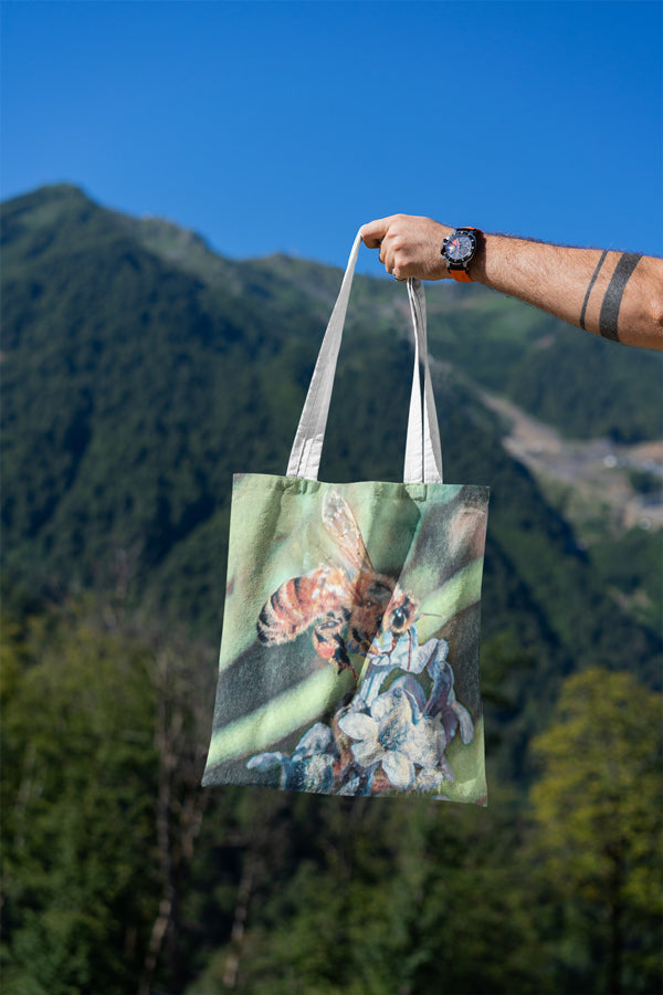 Bee-Themed Tote Bags are the Latest Thing